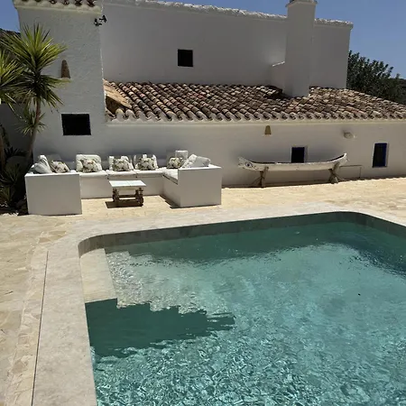 Cactus & Almonds Beautiful Hideaway Holiday home *