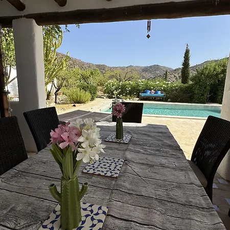 Cactus & Almonds Beautiful Hideaway * Lubrin